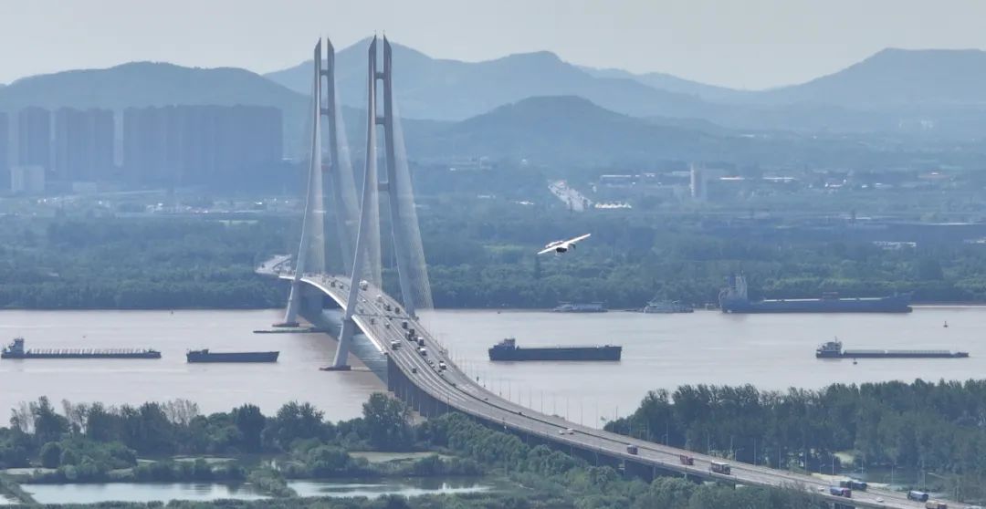 峰飛航空完成噸級(jí)以上eVTOL“空中出租車”跨長江首飛(圖3) 峰飛航空完成噸級(jí)以上eVTOL“空中出租車”跨長江首飛(圖3)