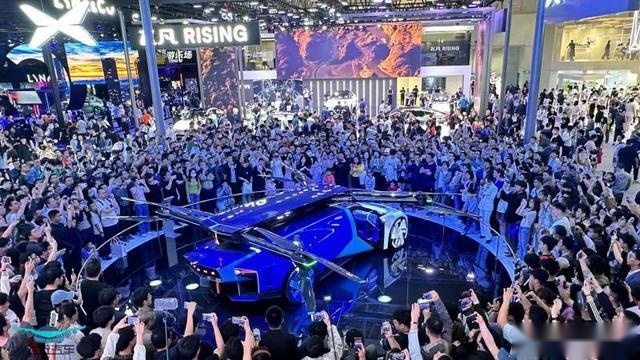 陸空一體式和三體式復(fù)合翼飛行汽車 未來(lái)低空出行新選擇(圖1) 陸空一體式和三體式復(fù)合翼飛行汽車 未來(lái)低空出行新選擇(圖1)