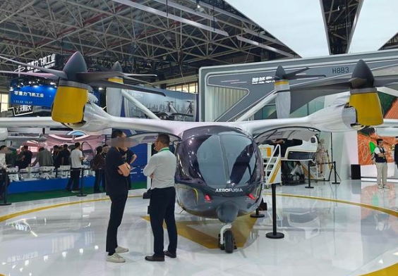 一飛沖天！車企航展競(jìng)相搶灘低空經(jīng)濟(jì)，2026 年萬(wàn)億市場(chǎng)可期