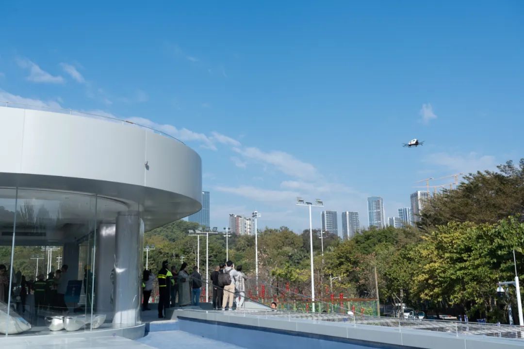 深圳羅湖城市空中交通展示(體驗)中心落成,億航智能EH216-S首個全自動立體升降式智能eVTOL機坪亮相(圖3) 深圳羅湖城市空中交通展示(體驗)中心落成,億航智能EH216-S首個全自動立體升降式智能eVTOL機坪亮相(圖3)